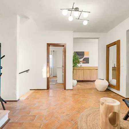 Lana With Private Pool & Bbq Villa