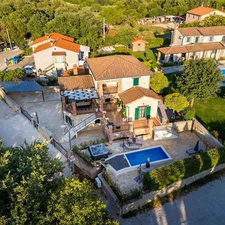 Lana With Private Pool & Bbq Vila