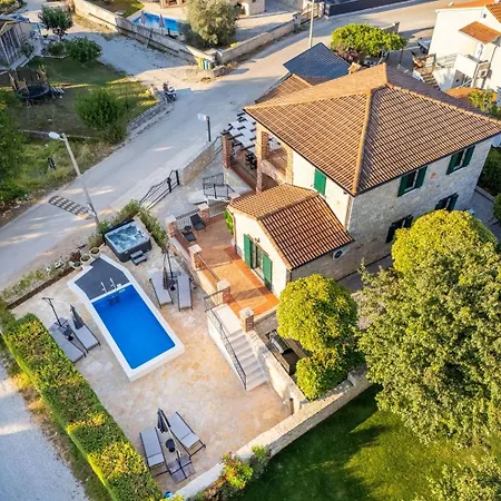 Lana With Private Pool & Bbq