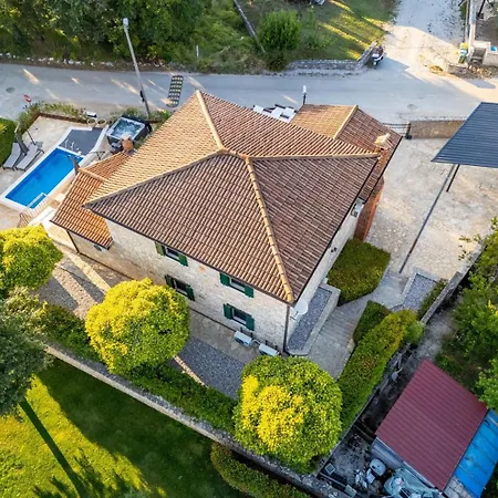 Lana With Private Pool & Bbq Vila *