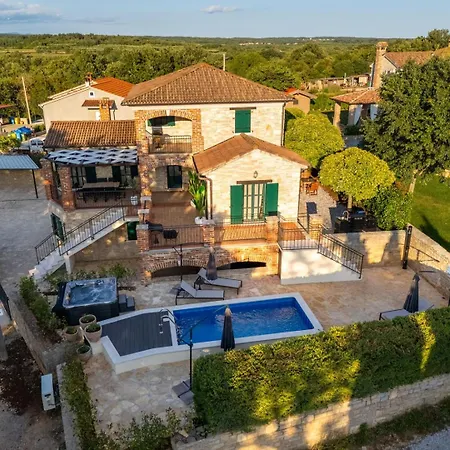 Lana With Private Pool & Bbq Villa